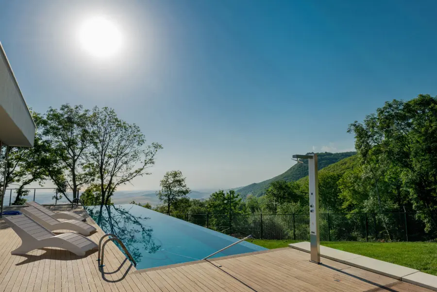 La Pratolina: arredo bordo piscina natural chic